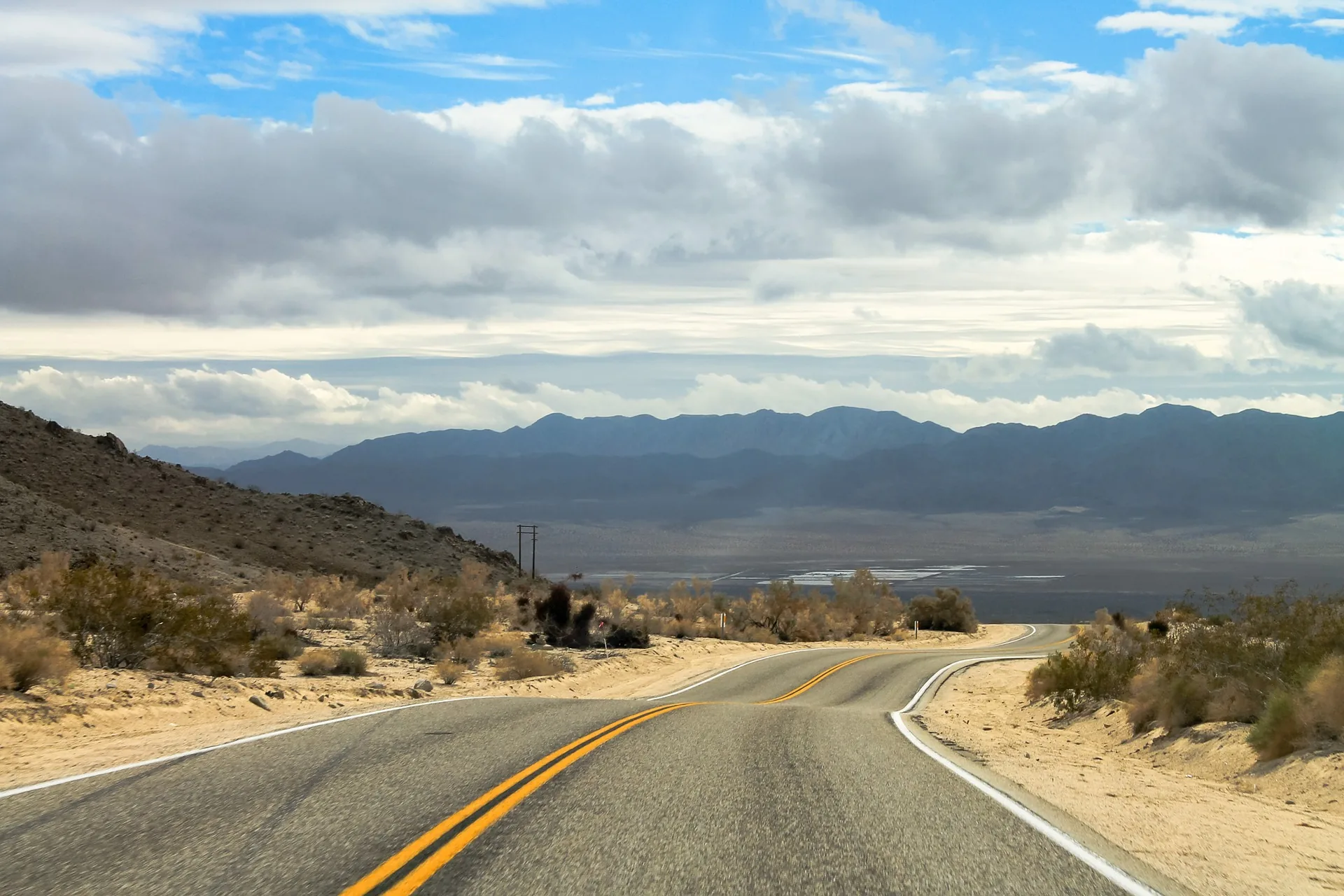 Summer road stretching into the horizon in the United States
